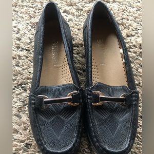 Women’s Linshi black leather slip on shoes Size 8